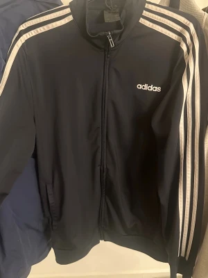 Adidas tröja - Använt ett par gånger men inga defekter
