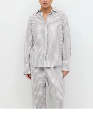 Randig pyjamas i linne från ARKET - Säljer en stilren linne set från Gina tricot  i grått och vitt med tunna vertikala ränder. Setet består av en skjorta med knappar och krage samt matchande byxor med avslappnad passform. Tillverkad i mjukt linne för en skön känsla.