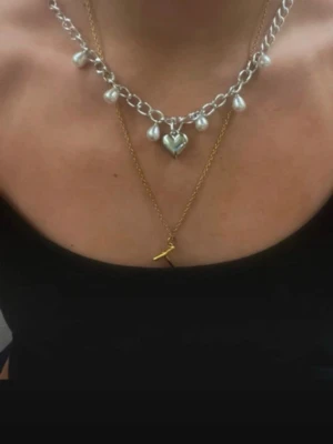 Halsband med pärlor och hjärta  - Halsband med droppformade pärlor och hjärta 🩷 rostfritt och justerbart 🥰