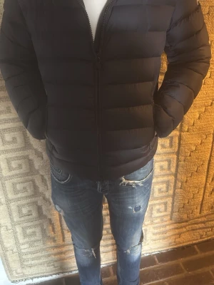 Mörkblå pufferjacka från Colmar - Snygg blåpufferjacka från Colmar i storlek 48. Köpte den på aboutyou för 5499. Pris går att diskutera! Mvh KS Collective 