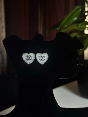 Örhängen  - Helt nya örhängen.