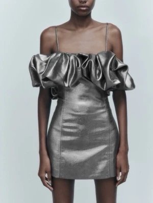 Klänning - Super snygg kortare klänning, passar perfekt för festliga tillfällen, Den har två små prickar som syns lite (sista bilden)