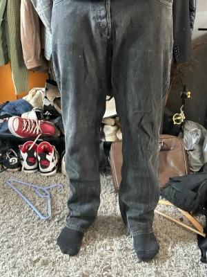 Svarta raka jeans - Säljer ett par svarta jeans med rak passform och klassisk femficksdesign. Jeansen har en något tvättad look och normal midja. Perfekta för dig som gillar en avslappnad och tidlös stil.