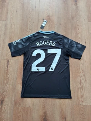 Aston Villa Rogers fotbollströja  - Helt oanvänd med tags kvar och påse. Storlek small. Skriv privat för fler bilder eller vid funderingar!