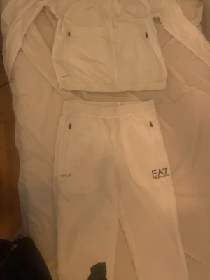 Ea7 Emporio Armani Tracksuit  - Hej säljer Ea7 Tracksuit, mycket bra skick använd cirka 3 ggr. Strl M. Stretchiga och skön att ha på sig för träning och vardag. Med en fett design och 2025 modell. Hör av dig via intresse 