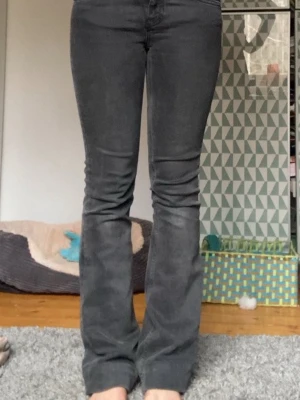 Bootcut jeans - Jätte snygga, men tyvärr för små, lite  slitna längst ner (se bild).💗kolla gämin profil jag säljer massa fint😊