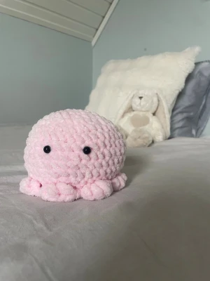 Virkad bläckfisk  - Supersöt handgjord bläckfisk i mjukt, fluffigt rosa garn. Perfekt som dekoration eller gosedjur, och även att ge bort i present. Har en gullig, minimalistisk design och är populära hos barn. Bläckfisken har däremot små pålimmade plastögon och rekommenderas därför inte för barn under 3 år. Skriv om du har frågor💗