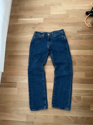 levis 514 - säljer ett par levis 514 som sitter loose straight. Finns inga deffekter och dom är denim jeans. hör av dig om frågor eller annat och priset kan diskuteras. Tar endast Swish!