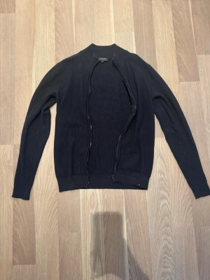 Svart ribbad kofta med dragkedja - Stilren svart kofta med dragkedja framtill.. 