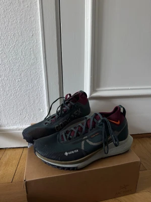 Nike React Pegasus trail 4 gore-tex löparskor  - Säljer mina Nike Pegasus Trail 4 löparskor anpassade för trail/terräng. Använda Max 8ggr, så varsamt använda och mycket bra skick. Skorna är också vattentäta och tillverkade med Gore-Tex-membran som håller fötterna torra och sköna. Ger skön dämpning och bra grepp på underlaget. 