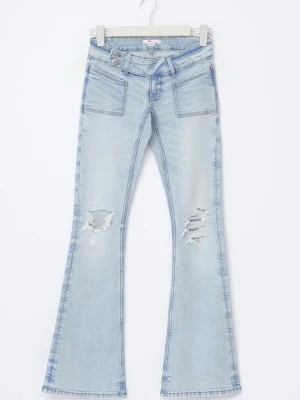 Ljusblå bootcut jeans med slitningar - Snygga lågmidjade ljusblå bootcut jeans med slitna detaljer på låren och framsidan från gina 14+. Säljer den pågrund av att dem ej gick att lämna tillbaka för jag tagit av lapparna och jag ångrar att jag köpte dom så inga defekter på dom. Helt nya. 