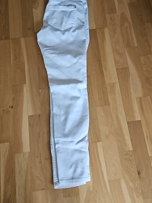 Jeans  - Vita. Mjuka. Fint skick