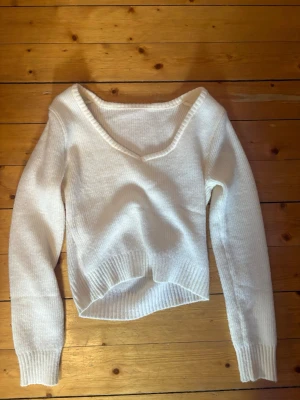 Vit stickad tröja med v-ringning - Säljer en enkel stickad tröja som är för stor urringning till mig. Hoppas det kommer till användning till dig! 