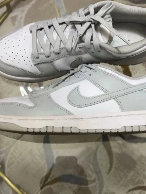 Nike Dunk Low Grey Fog - Stl 44, bra skick, de är använda ett par gånger men inga skador. Denna modell finns ej längre, utan har ersatts med en annan grå dunk, som tyvärr inte är lika bra. Därav så är värdet bra på dessa.