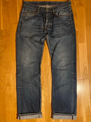 Ralph Lauren selvedge jeans - Ett par riktigt grymma Ralph Lauren selvedge jeans från 2009 i deras höstkollektion. Väldigt unika och ovanliga. De är i ganska bra kondition och de är i storleken 31/34. Ifall ni har fler frågor eller vill ha fler bilder skriv!