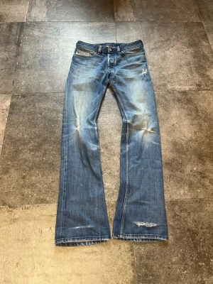 Vintage Flared Diesel Jeans - Tjääääna, nu säljer jag mina tvärfeta bootcut diesel jinz🫡 de strlk 29/34 och i riktigt bra skick👏 tveka inte på att skriva ifall du har några frågor😉