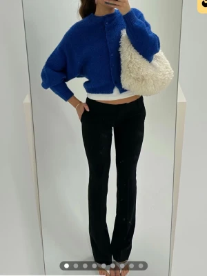 Svarta kostymbyxor med bootcut passform  - Använda 3 gånger säljer då de ej kommer till användning, nypris 500!!.