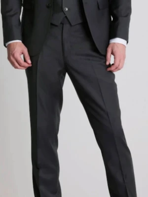 Herr Svart kostym med kavaj och byxor - Snygg mörkgrå kostym med klassisk kavaj och matchande byxor. Kavajen har två knappar, fickor med lock och smala slag. Kostymen är i en stilren modell och passar perfekt till dig som vill ha en clean look. Materialet är troligtvis ullblandning för en skön känsla. Kavaj storlek 54, byxa W 36 L 30 endast testad 