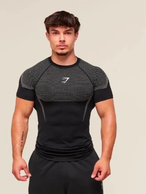 Gymshark Onyx - INTE ÖPPNAD Säljer en svart tränings-tshirt från Gymshark med grå detaljer över axlar och bröst. Tight passform och korta ärmar, perfekt för gymmet eller sport. Materialet är stretchigt och andas bra, med Gymshark-logga på bröstet. 