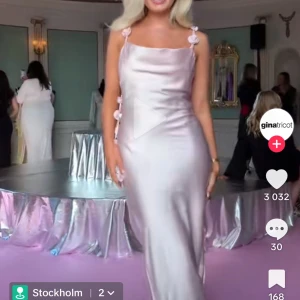 Klänning  - KLM MED BUD.      Rida satin klänning. Blommorna som hänger avklippta men kan skivas med o är enkla att sy dit igen. Samt finns skador, små knottror dock ej många o revor men ej hål (se bilder) . Passar mig som har s/36 också 