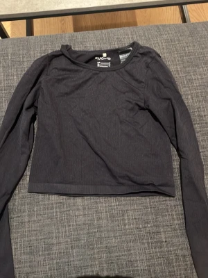 Svart långärmad träningströja från Monki - En svart långärmad träningströja från Monki med rund halsringning och croppad passform. Tillverkad i mjuk bomullsmix som känns skön mot huden. 