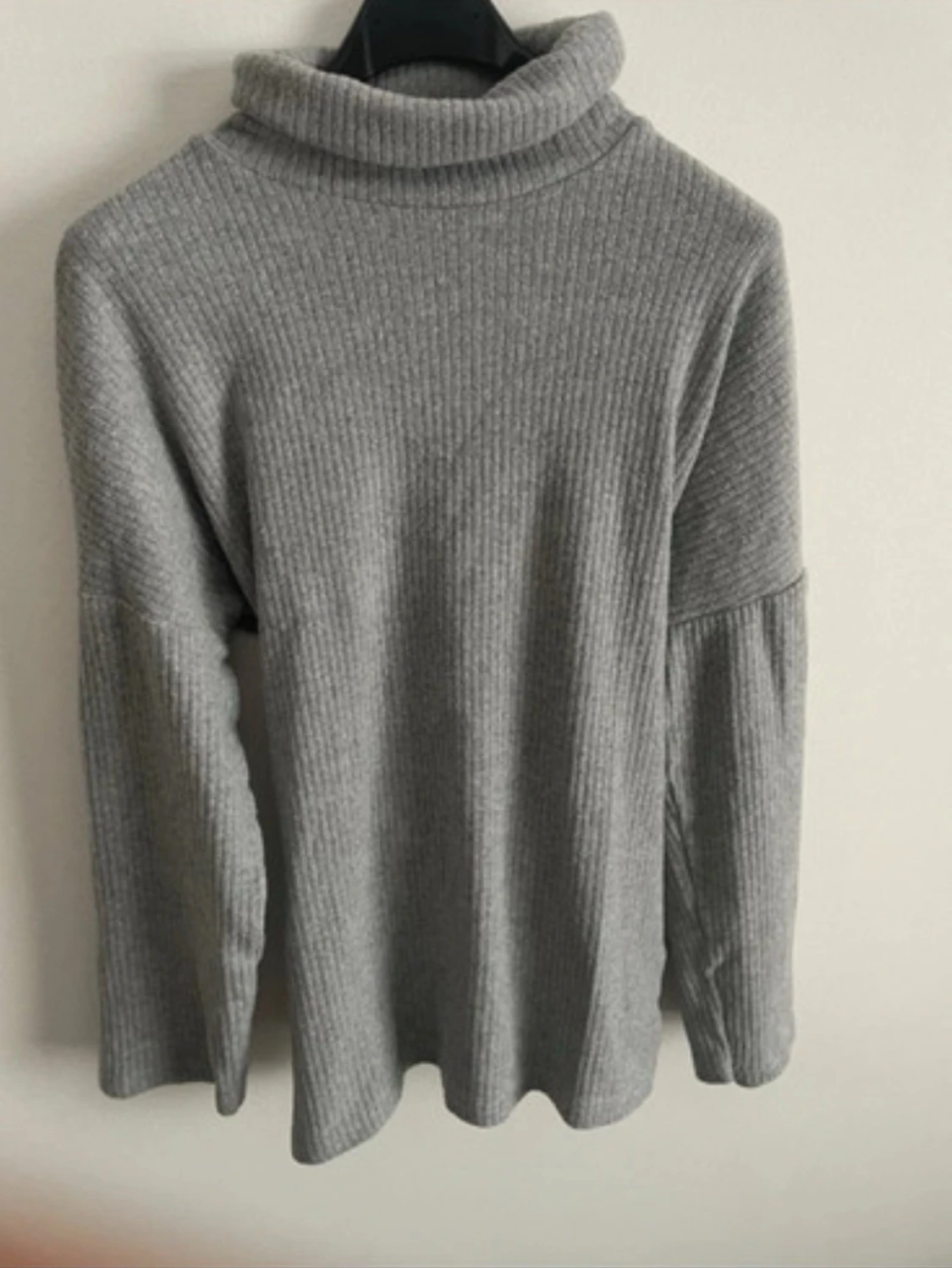 Grått ribbat set med knytband.