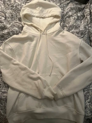 Superfin hoodie från h&m - Fin vid hoodie från hm. Inga synliga skador eller hål och bra skick. Använd några gånger men inga tydliga tecken på användning💕🤗🫰