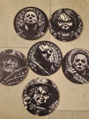 Glasunderlägg skräck färg,  6-pack - Unika glasunderlägg skräck. 6-pack träunderlägg. Värmetåliga och halkfria. 10 x 10 cm.