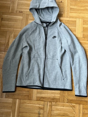 nike kofa - säljer min gamla nike kofta i strlk S. fortfarande i bra skick.