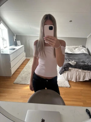 Topp nelly - Rosa offshoulder topp från Nelly, använt fåtal gånger🩷