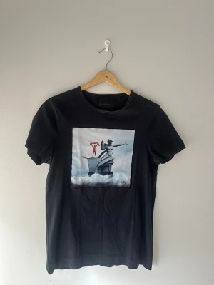 Svart t-shirt från Limitato - Strl M sitter ganska litet. Använt skick skriv vid frågor. 