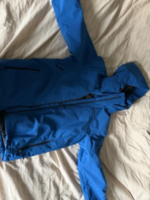 Peak performance skidjacka - Schysstare skidjacka från peak performance, använd väldigt lite. Funkar även bra som vinter, höst och vår jacka