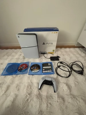 PlayStation 5 konsol med spel - kommer med extra 1000gb storage och två spel. handkontrollen fungerar helt perfekt. kommer med alla kablar som behövs 