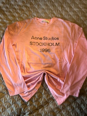 Acne studios långärmad t-shirt long sleeve - Strl. M, rosa  - tröja  - Hej! Jag säljer en supersnygg rosa Acne Studios langärmad t-shirt i Storlek M Tröjan är i super skick utan några slitage på märket eller andra defekter på materialet Lång och bekväm tröja gjord av 100% bomull som funkar i alla tillfällen! Kommer från ett djur och rökfritt hem Skickas samma dag!   