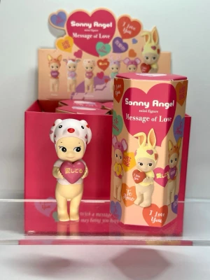 Sonny Angel Message of Love figur - Söt samlarfigur från Sonny Angel Message of Love-serien.  Medföljer box