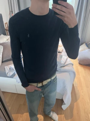 Stickad tröja från Ralph Lauren - Snygg mörkblå stickad tröja från Ralph Lauren | Storlek S | Mycket fint skick✅|