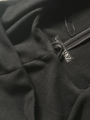 Svart klassisk ullkappa - Den här svarta kappan har används under 1 höst och är i bra skick, dammet och knottrorna tar jag bort med en maskin som är till för det såklart. Jag säljer på grund av att den bara hänger och inte kommer till användning längre. Den är storlek M men jag skulle säga att den passar S också. Köpte för 600kr så säljer billigare.