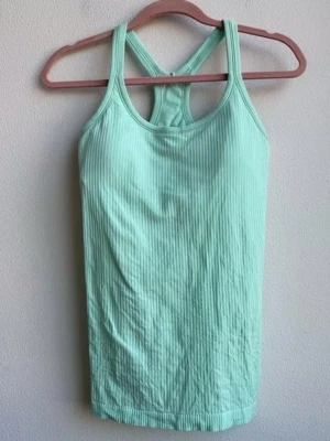 Lululemon linne🩵🩵 - Säljer ett jättefint lululemonlinne i färgen ideal mint! Lappen är borttagen så vet ej exakta storlek men skulle gissa 4/6/8 eller asså S/M! Säljer för att den inte passar🩵