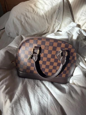 Handväska  - Väska med lite slitningar, inget som påverkar användningen alls! Köpt begagnad utan äkthetsbevis därav lågt pris 