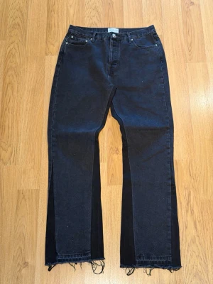 Bootcut bvaldi - Säljer ett par svarta jeans från BVALDI med bootcut passform och hög midja. 899kr nypris. 34 i storlek. Skriv om du har frågor!!