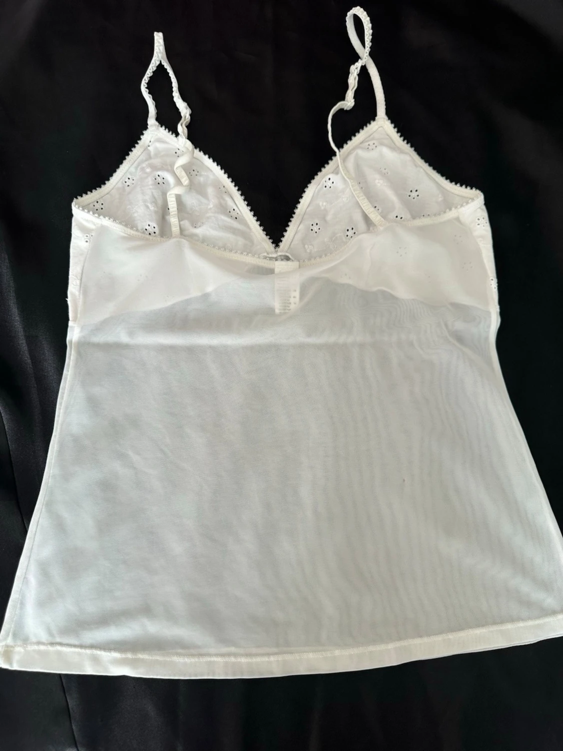 Vit spetstopp med broderade blommor - 5