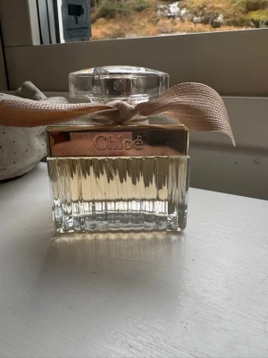 Chloé parfym - Säljer denna då doften inte är för mig. Har prov sprutat den 1 gång så den är i princip helt full och oanvänd. Denna säljs för 1300- 1000kr  på nätet