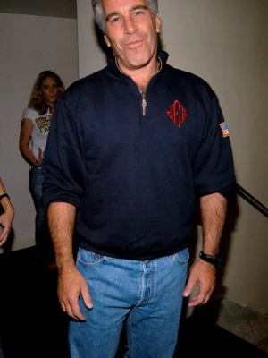 Epsteins quarterzip -  mörkblå quarterzip och hög krage. patch med amerikanska flaggan. Materialet är mjukt och bekvämt, väldigt karibisk.. privat ö känsla