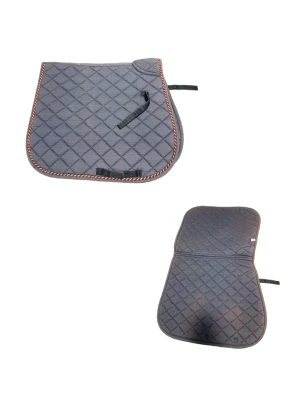 Ljusare blått schabrak med kantband - Säljer ett schabrak med rutmönster och dekorativt kantband i brunt och vitt. Schabraket har remmar för fastsättning och är tillverkat i vadderat tyg. Perfekt för dig som rider och vill ha en snygg detalj till hästen. Storlek ponny