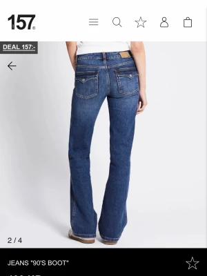 Blå bootcut jeans 90's från 157 - Blå Bootcut jeans från lager med fickor där bak. Storlek S full lenght. Helt nya bara provade