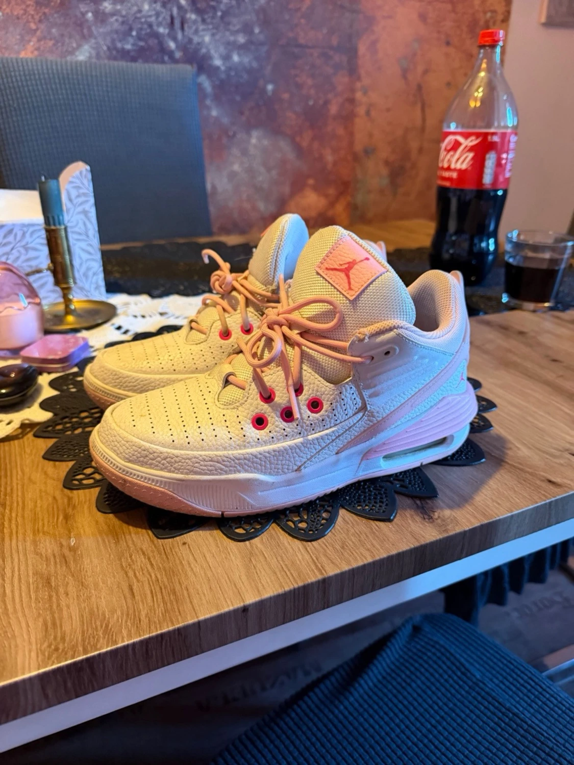 Vita och rosa Air Jordan sneakers - 1