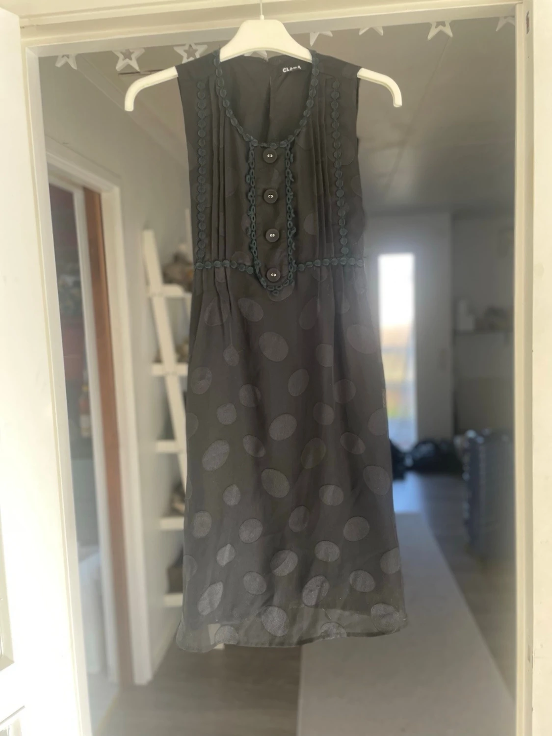 Svart prickig klänning
