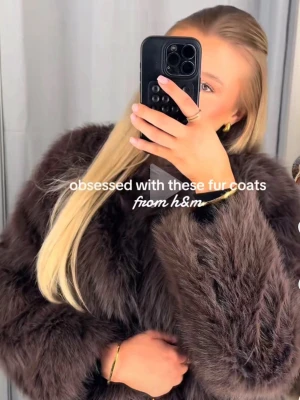 Mörkbrun pälsjacka från H&M - Säljer en mörkbrun, fluffig pälsjacka från H&M med bred krage och långa ärmar. Jackan har en lyxig och trendig look, perfekt för att hålla sig varm under kalla dagar. Materialet är syntetpäls som känns mjuk och skön mot huden. Storlek xxl men skulle säga mer som S. Är ca 163 cm lång och bär oftast xs-S