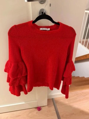Stickad tröja/sweter robiony na drutach - Stickad tröja från na-kd köpte själv här på vinted och använt en gång på julafton storlek xs. Är lite små nipprig men absolut inget som stör eller något jag lagt märke till när man har den 