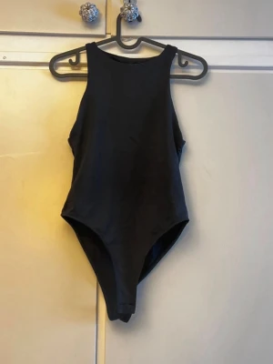 Svart linnebody från Zara - Snygg svart body i stl S, passar verkligen till allt💋 